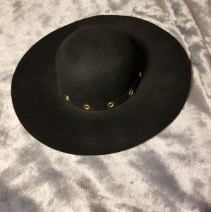 Chico's black hat